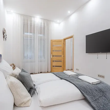 Veronika Astra Apartman *