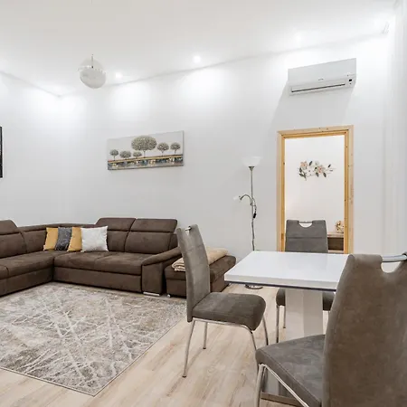 Veronika Astra Apartman *